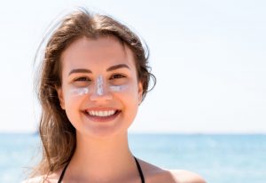Chica con protector solar en la cara